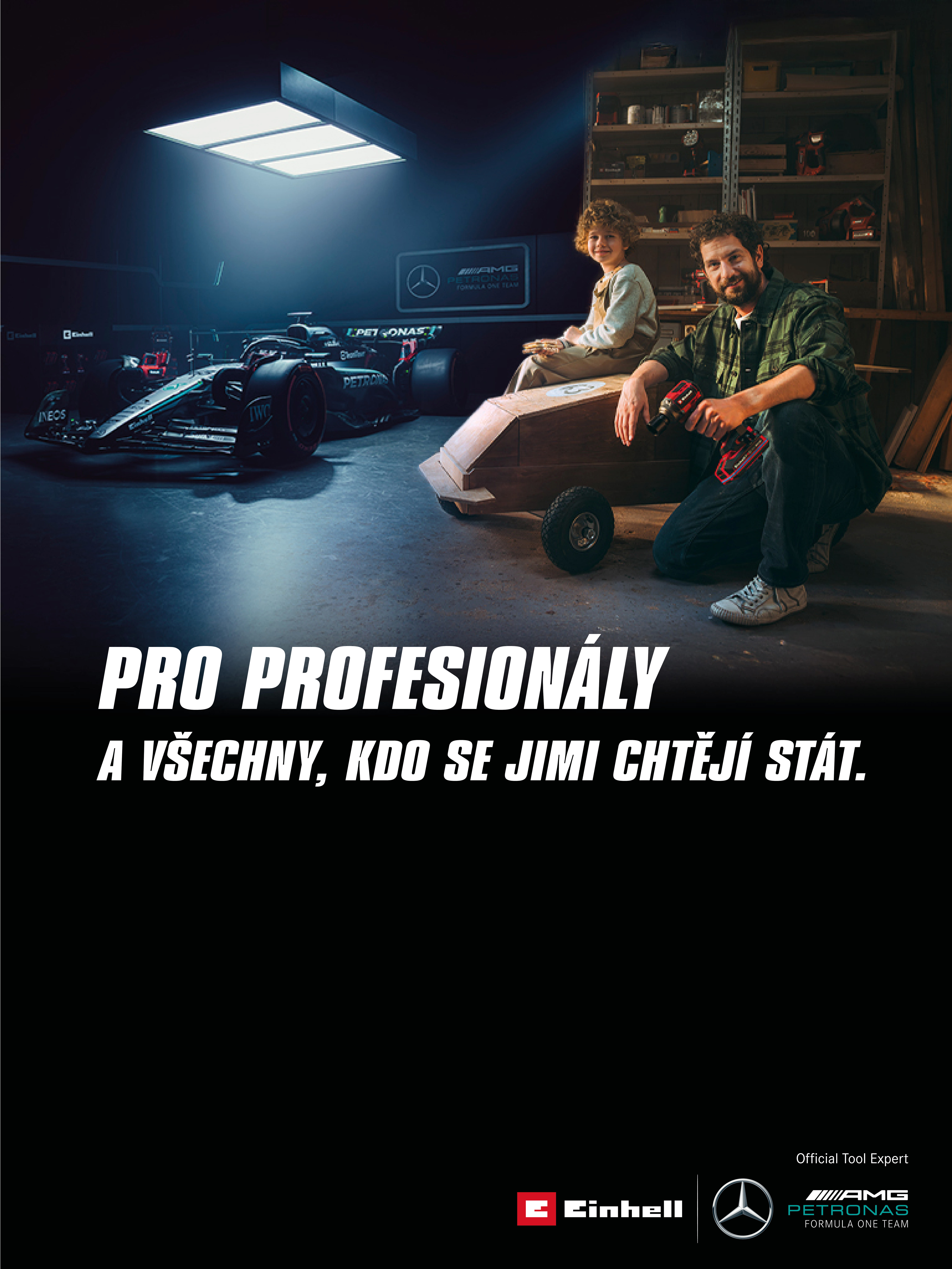 Otec a dieťa v dielni s doma vyrobenou motokárou. V pozadí monopost Formuly 1 Mercedes-AMG PETRONAS a náradie Einhell. Text vpravo: „Pre profesionálov a tých, ktorí sa nimi chcú stať