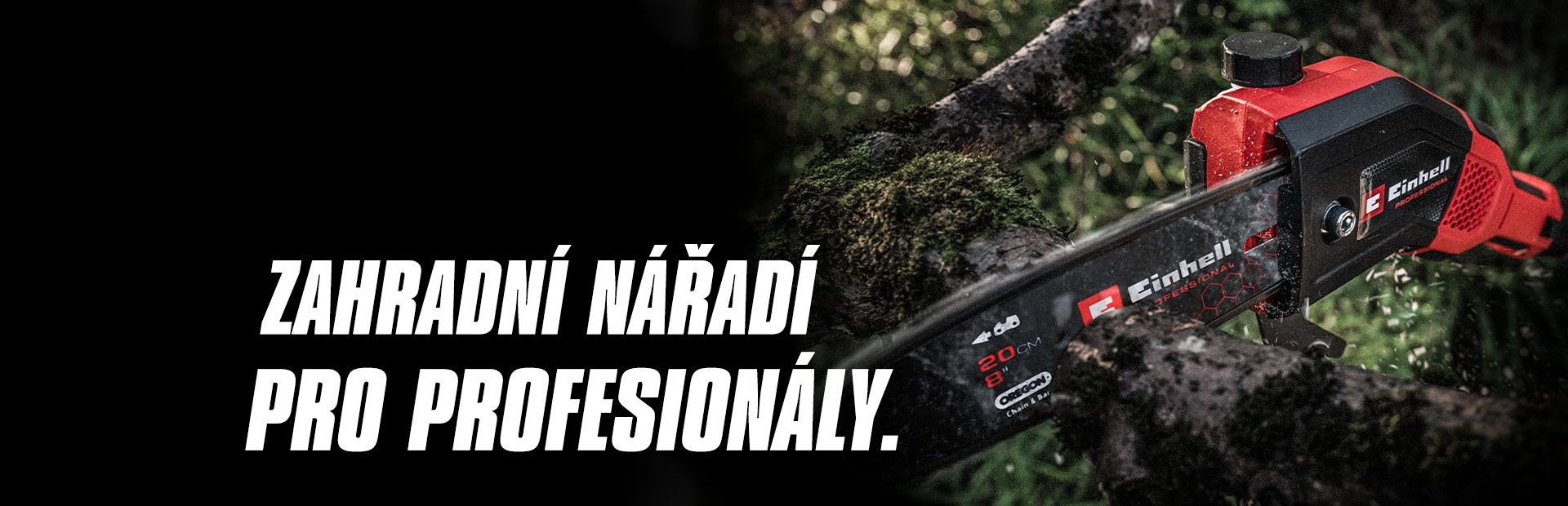 Červená aku pila řeže větev s nápisem „Zahradní nářadí pro profesionály“.