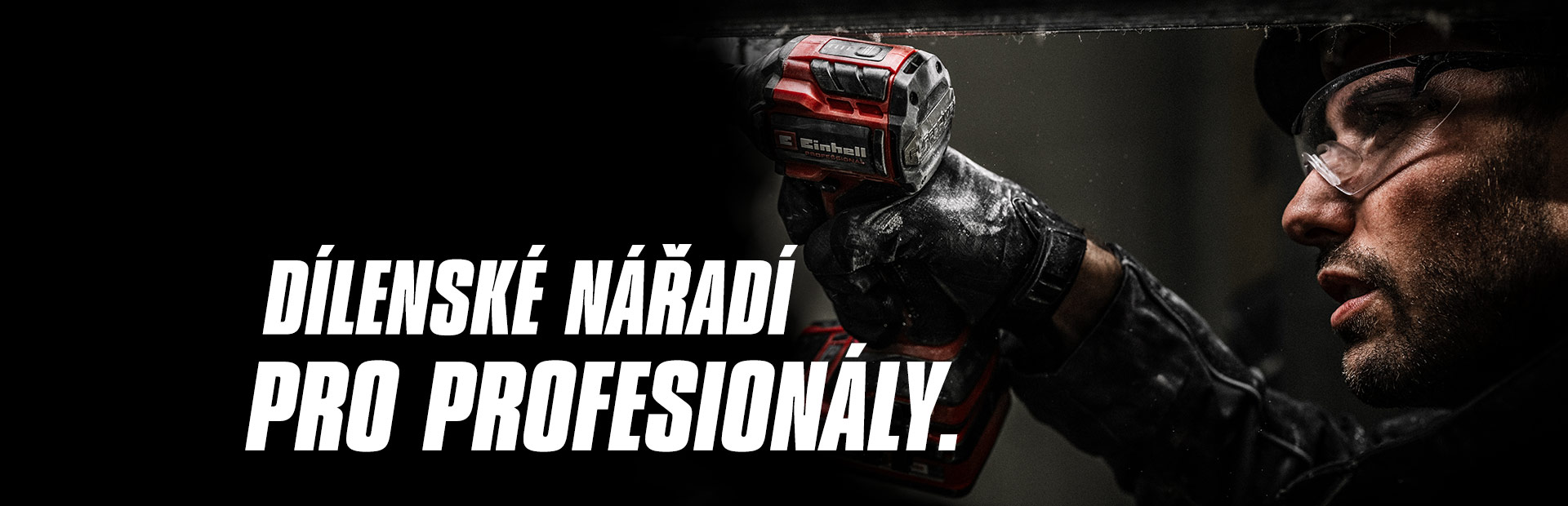 Ruka drží červený aku rázový utahovák, který se používá na kovovém nosníku, s nápisem „Elektrické nářadí pro profesionály“.