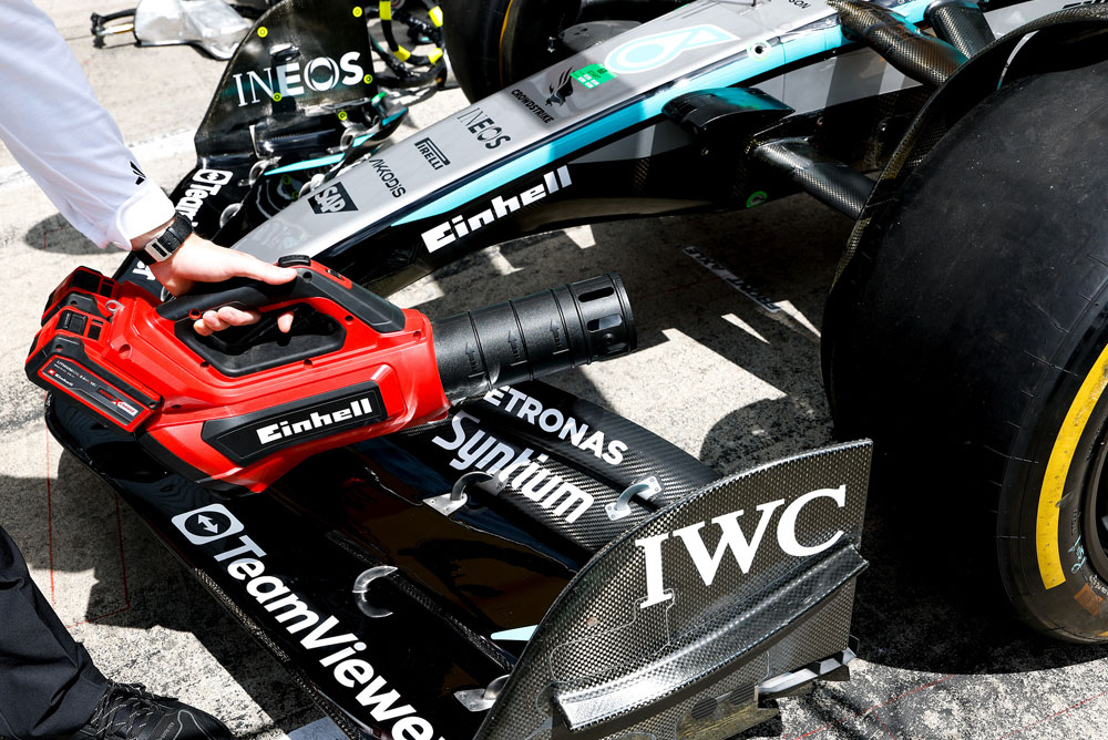Einhell fúkač lístia namierený na predné krídlo auta Formuly 1.