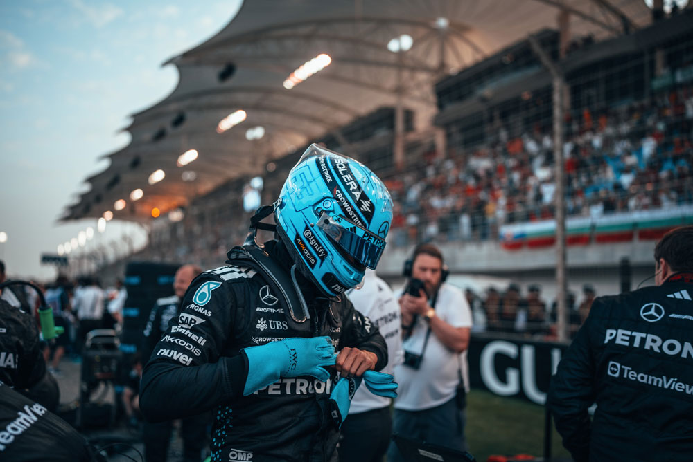 Jazdec Formuly 1 z Mercedesu.