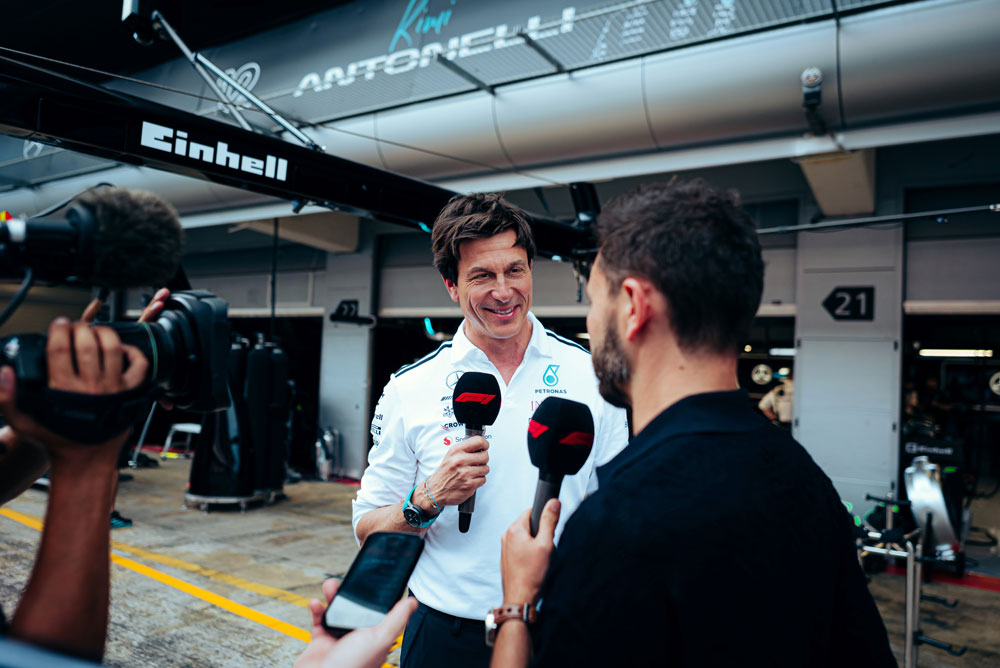 Toto Wolff poskytuje rozhovor reportérovi.