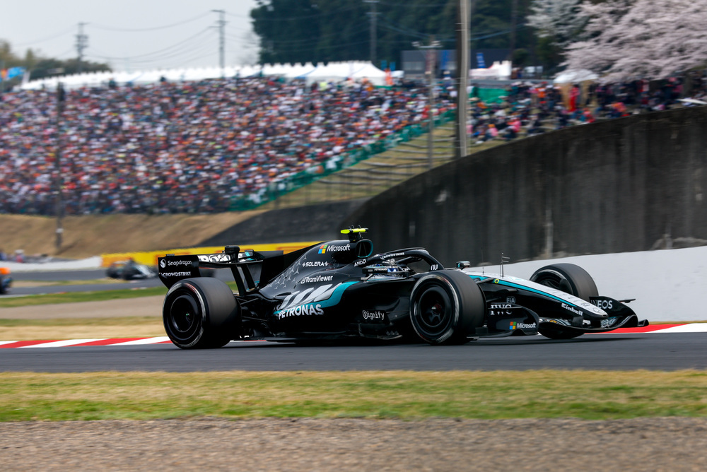 Mercedes F1 ide rýchlo v diaľke