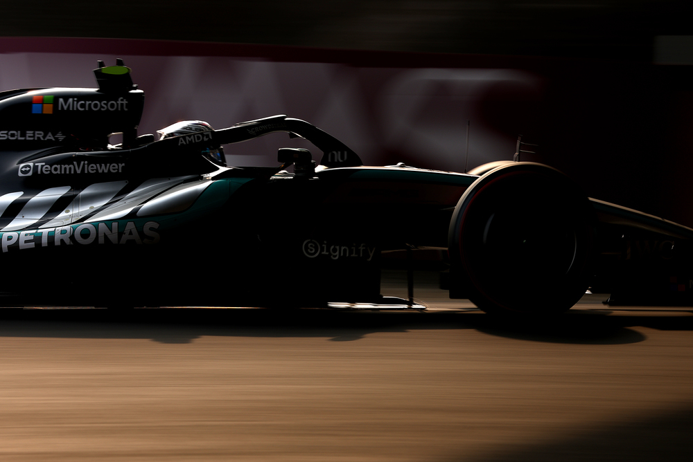 Mercedes F1 na trati pri slabom osvetlení