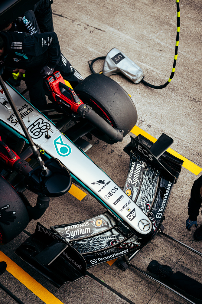 Pohľad zhora na Mercedes F1 v garáži