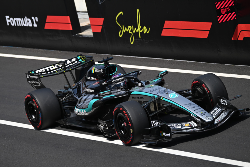 Mercedes F1 na trati so sponzorskými logami
