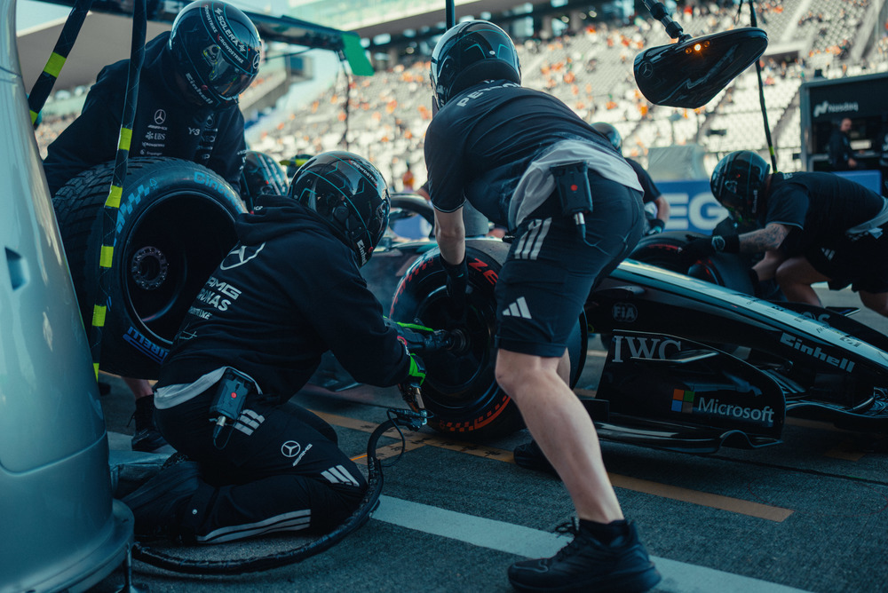 Tím Mercedes pracuje na aute počas zastávky v boxoch