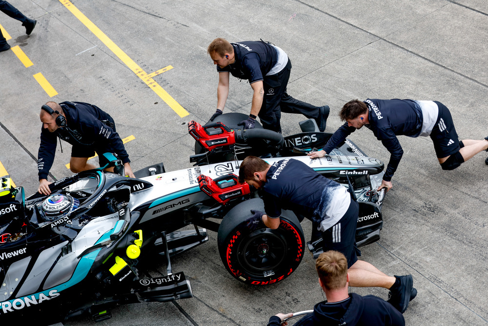 Tím Mercedes mení pneumatiky počas pretekov