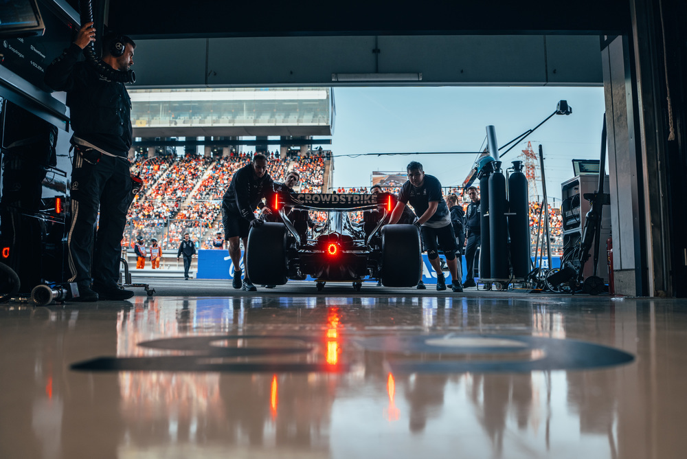 Mercedes F1 prechádza popri plných tribúnach