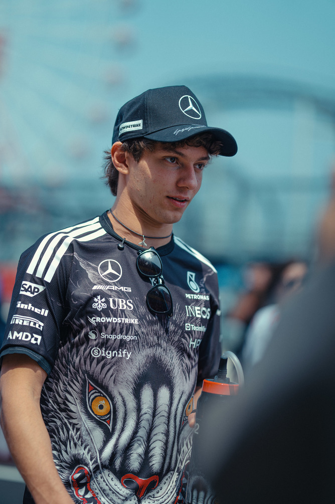 Jazdec Mercedes F1 v tímovom oblečení