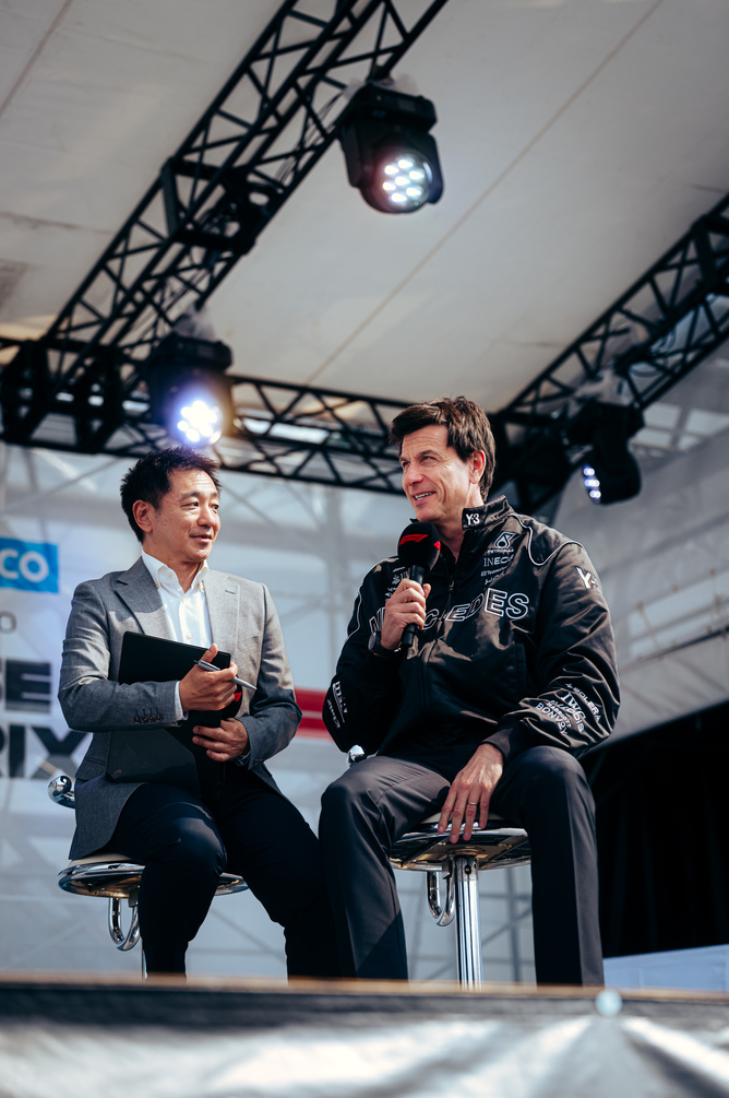 Toto Wolff poskytuje rozhovor na pódiu