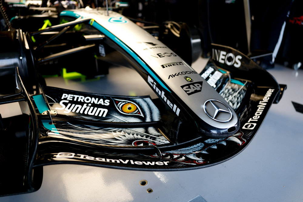 Detail prednej časti vozidla Mercedes F1