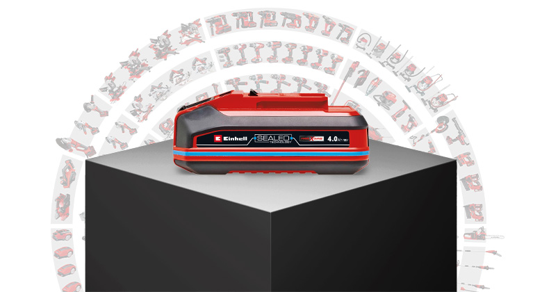Baterie Einhell SEALED Power X-Change 4.0 Ah na černém podstavci před grafickým pozadím.